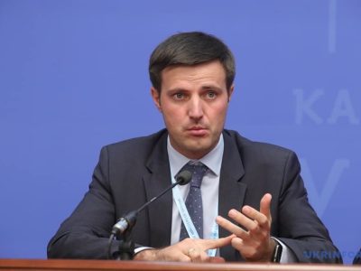 людина на синьому фоні