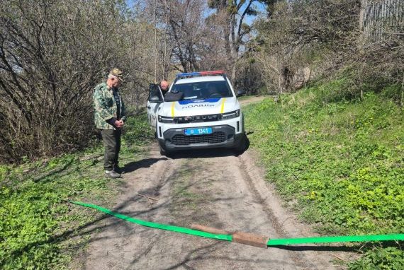 чоловік на фоні машини