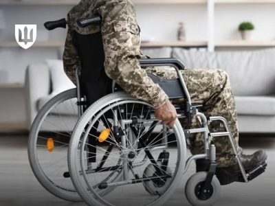 військовий на кріслі колісному