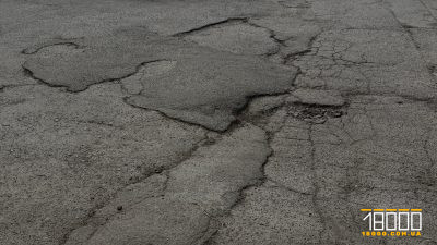 Яма біля будинку в Черкасах: хто відповідає за ремонт і куди звертатися