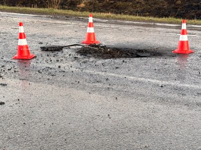 Яма на дорозі