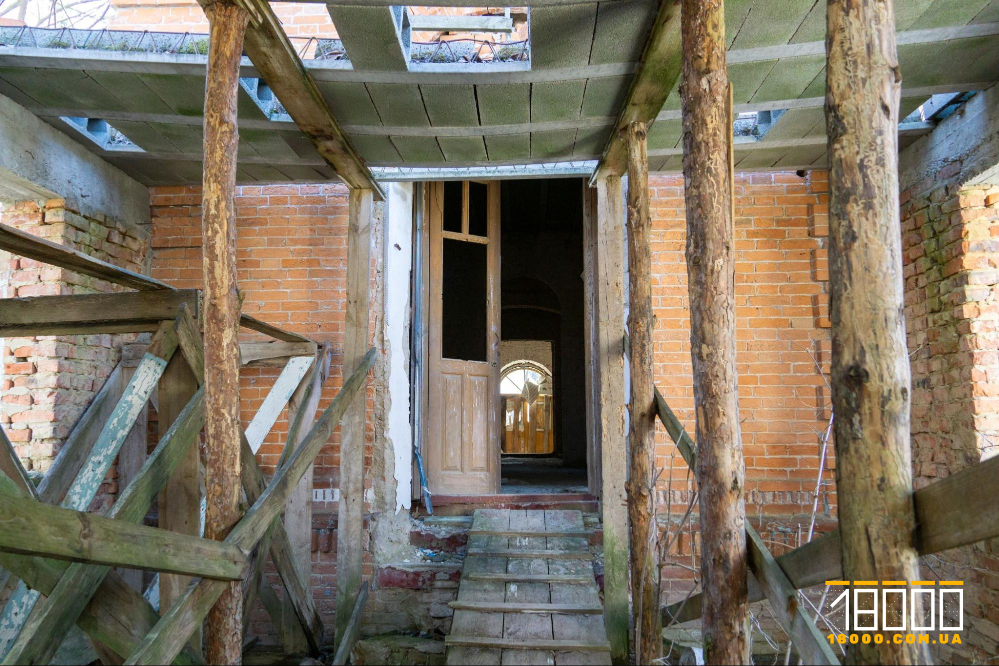 Задній вхід до маєтку Енгельгадтів на Черкащині