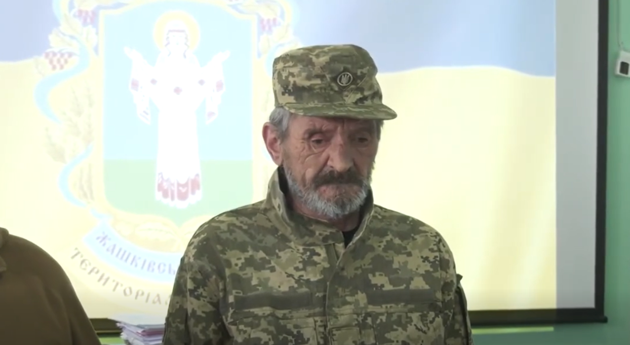 Втратив одне око і 90 % зору на іншому: черкащанину вручили відзнаку «За поранення»