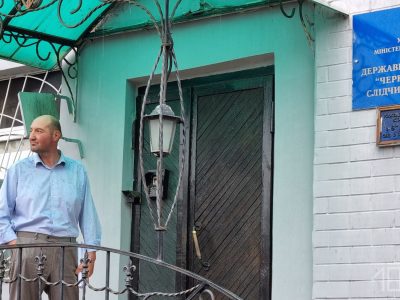 чоловік біля дверей