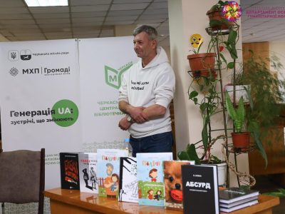 людина на фоні книг