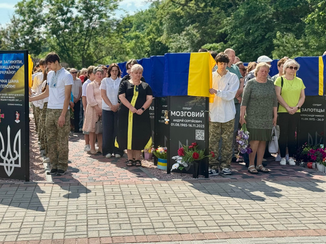 У центрі Канева відкрили Алею Слави зі світлинами 103 полеглих героїв