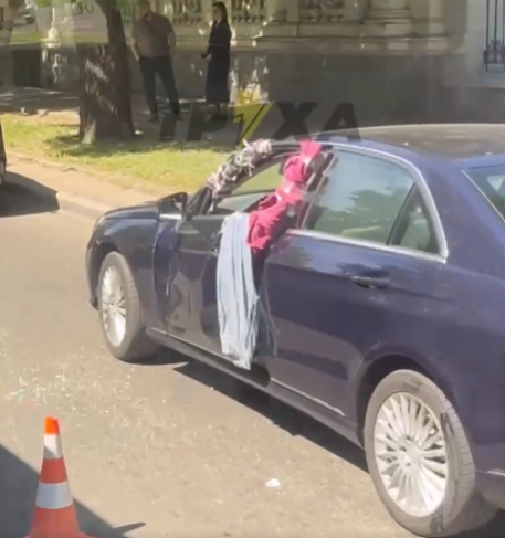 Відчинив двері на проїзній частині: у Черкасах сталася аварія за участі автівки у весільному декорі (ВІДЕО)