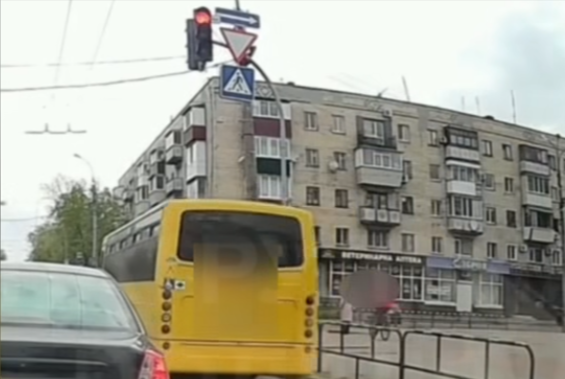У Черкасах оштрафували водія автобуса за проїзд на «червоний»