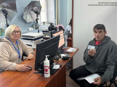 чоловік і жінка за столом