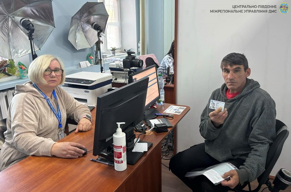 Без документів через окупацію: на Черкащині чоловік уперше отримав ID‐паспорт