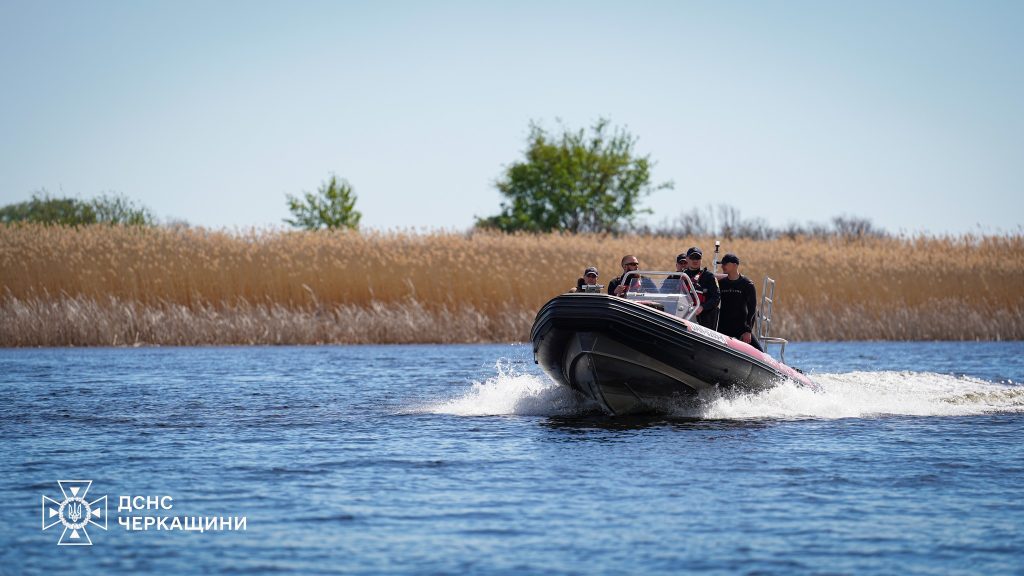 Човен з водолазами на воді