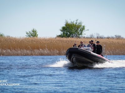 Човен з водолазами на воді