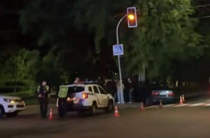На перехресті в Черкасах BMW протаранив електроопору: на нього склали протокол