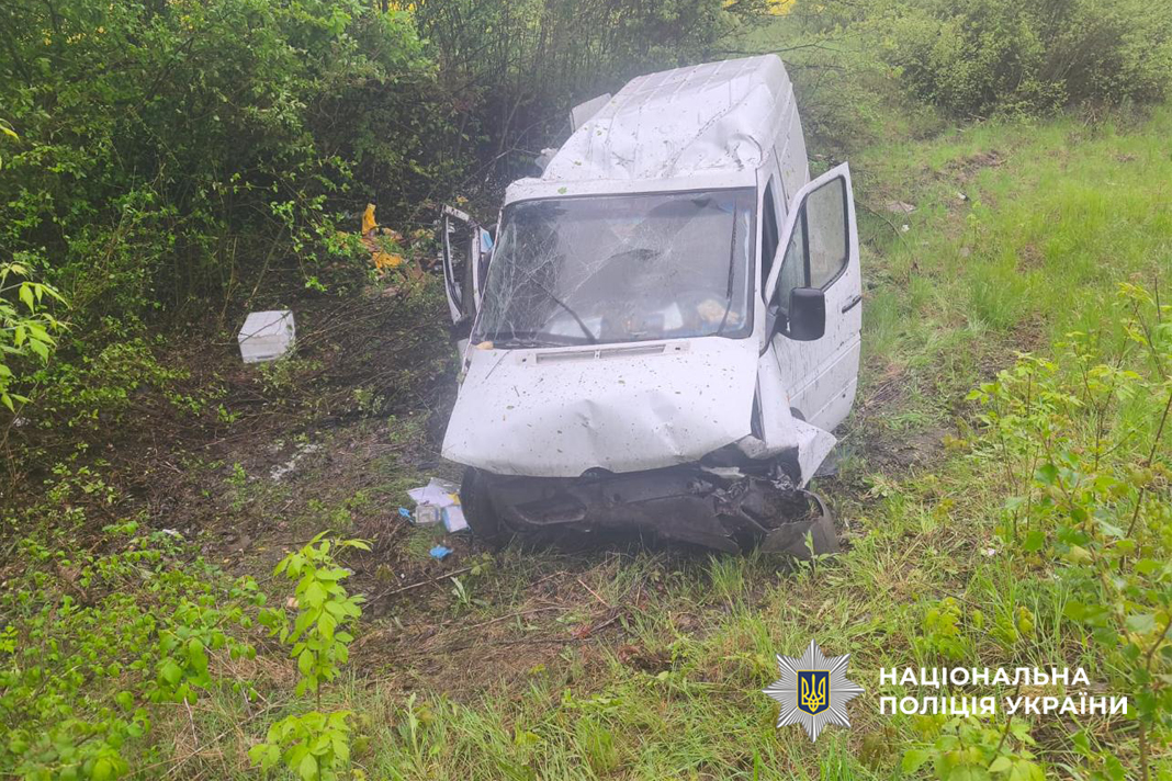 «Мерседес» перекинувся на заокругленні дороги на Черкащині (ФОТО)