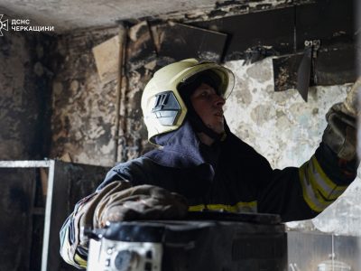 рятувальник гасить пожежу