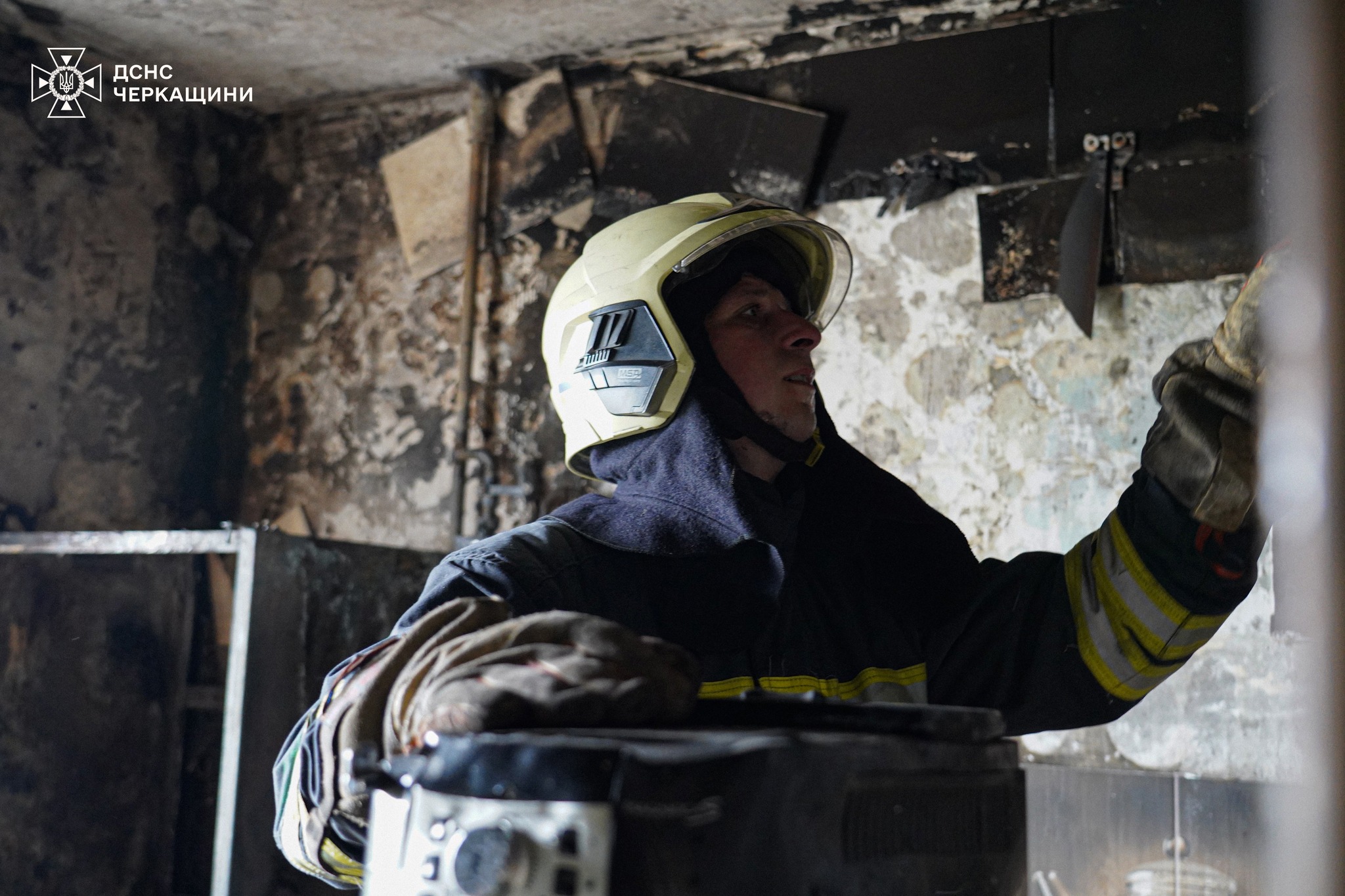 рятувальник гасить пожежу