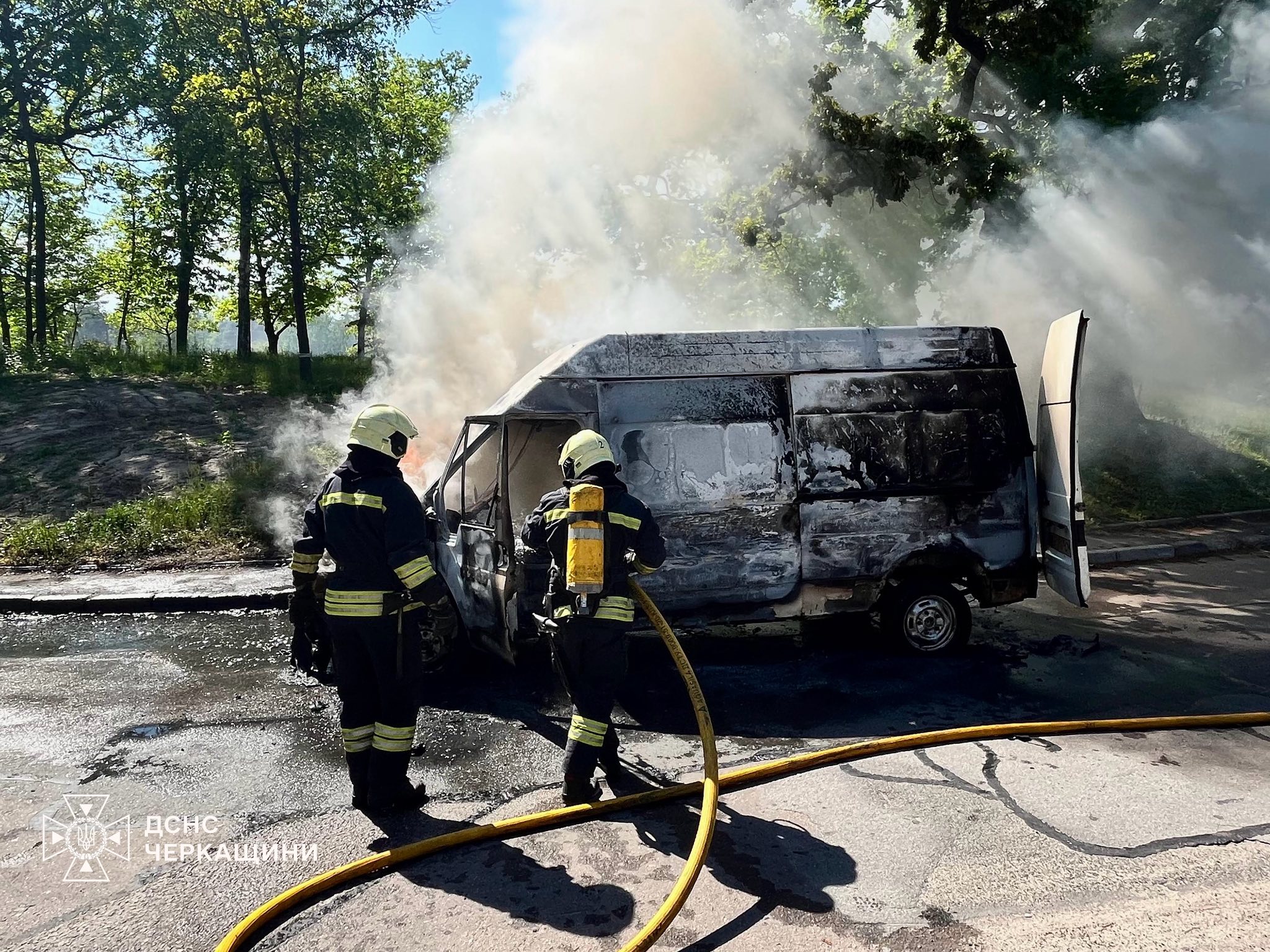 рятувальники гасять автівку