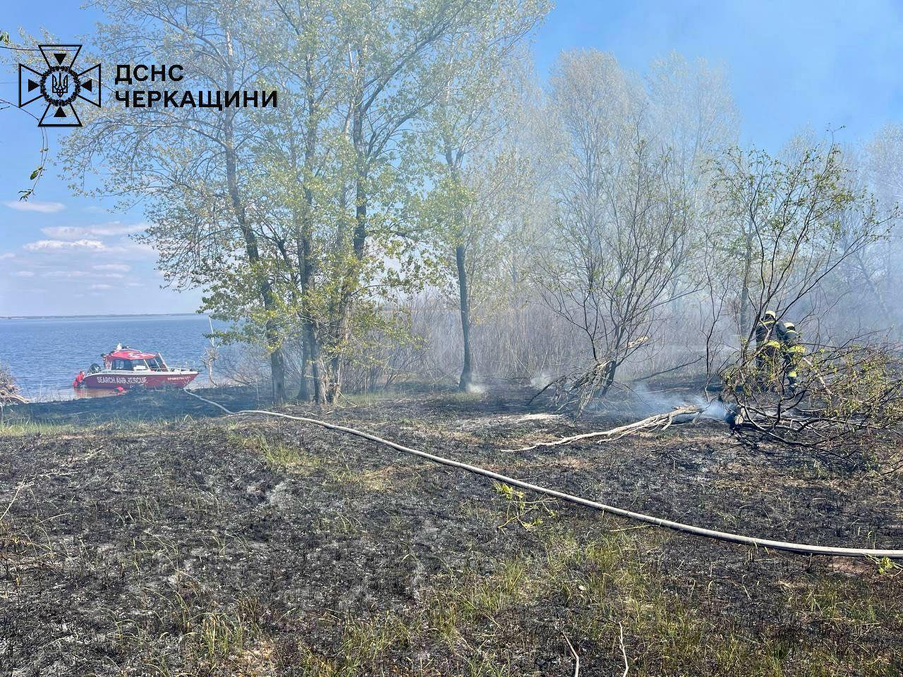 рятувальник гасить вогонь