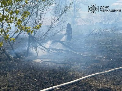 рятувальник гасить пожежу