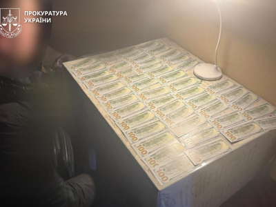 гроші на столі