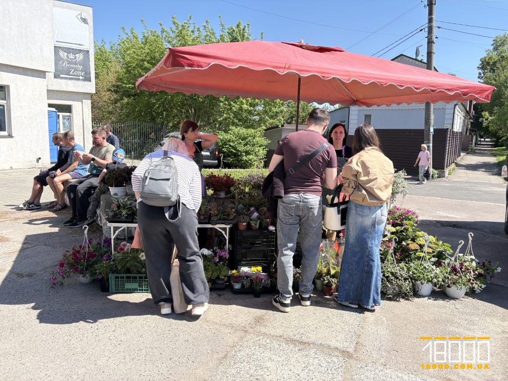 хмельничани біля квітів