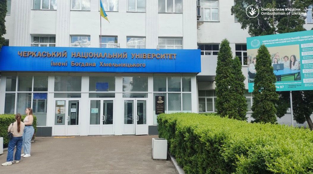 Відсутність кнопки виклику та недоступні поверхи: омбудсмен перевірив корпус ЧНУ на безбар’єрність