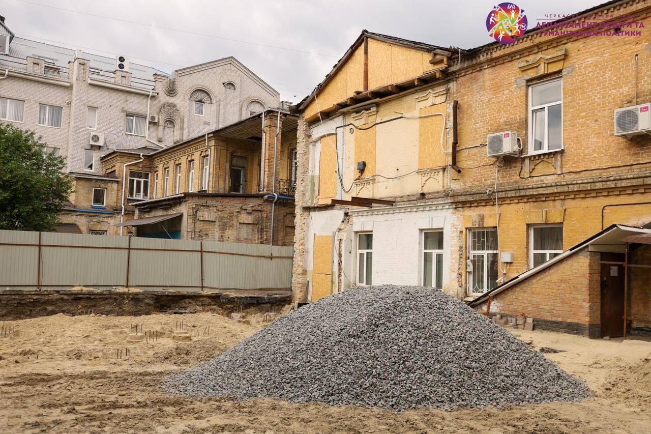 Історичну цеглу знесеного корпусу музичної школи у Черкасах зберігають на складах
