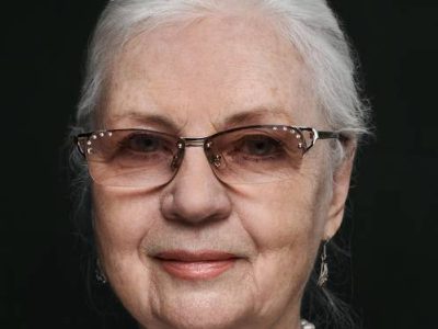 жінка із сивим волоссям