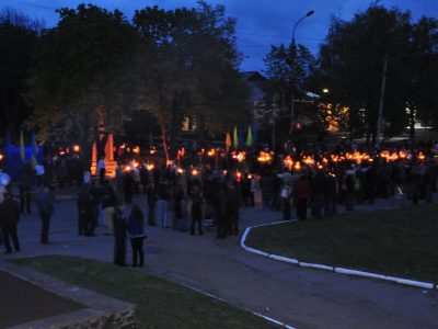 вогні в темряві