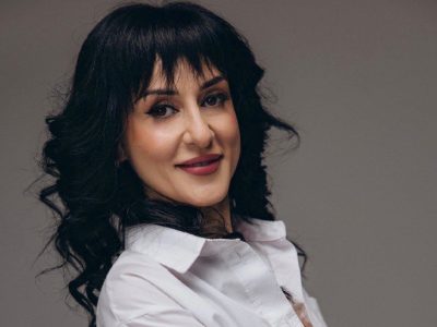 жінка на сірому фоні