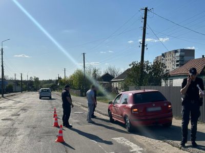 машина на дорозі