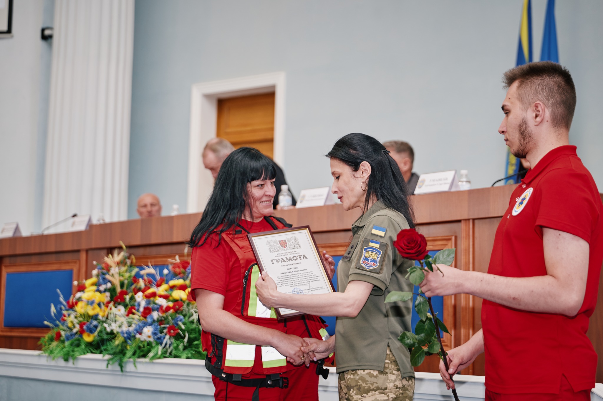люди в червоній формі