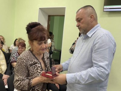 Жінка отримує нагороду