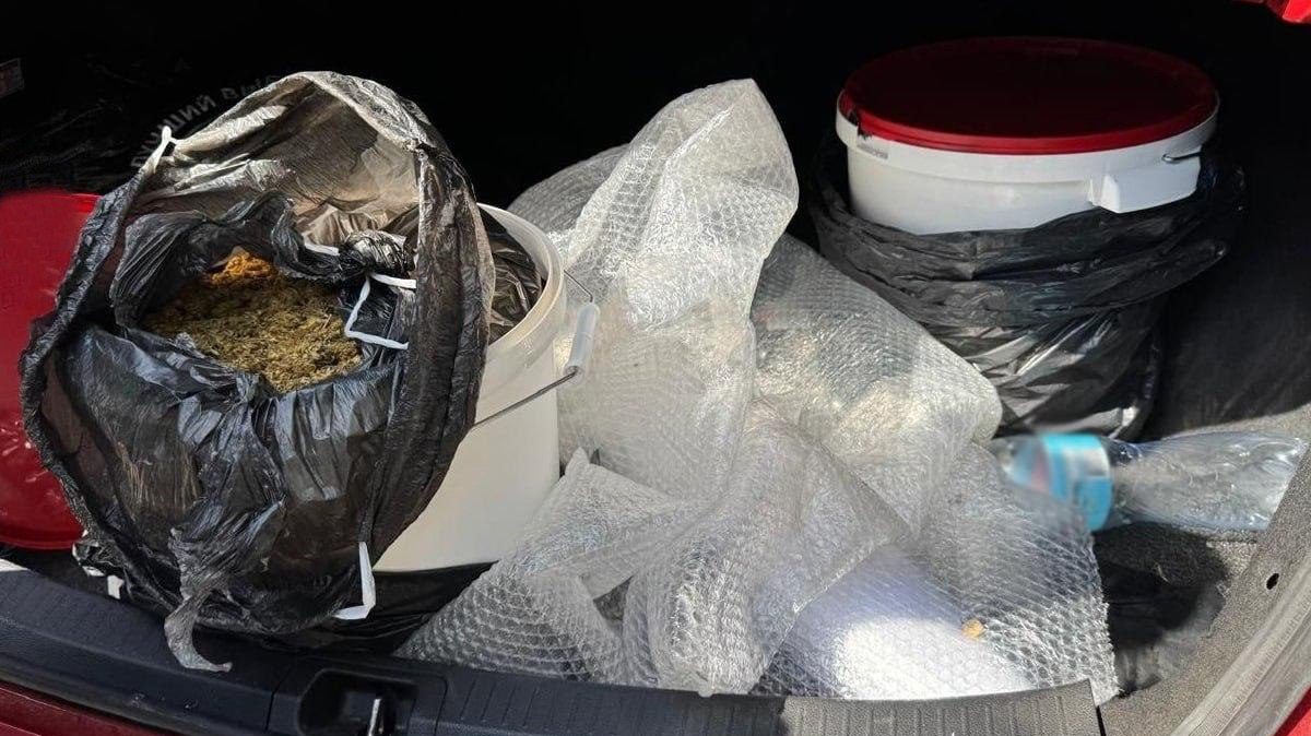Сам повідомив про наркотики: у Черкасах затримали водія, який перевозив 2,5 кг канабісу в багажнику (ФОТО)
