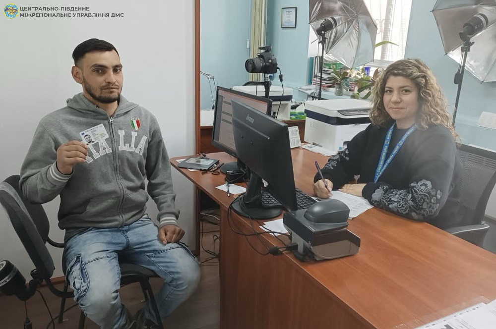 Опитали сусідку і рідних: 28‐річний чоловік на Черкащині вперше оформив паспорт