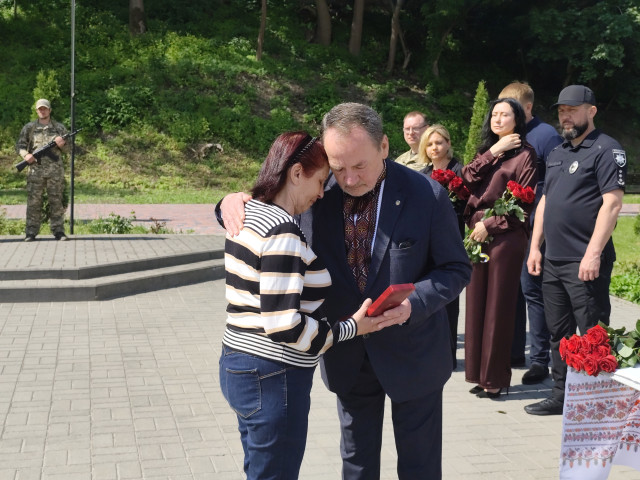 жінка тримає нагороду