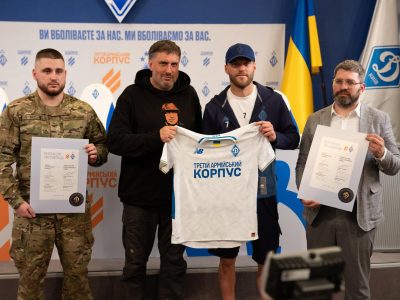 люди тримають футболку