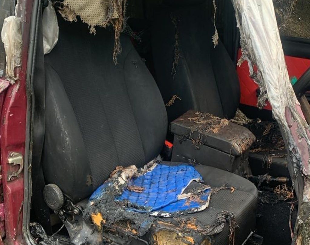 На Черкащині чоловік пошкодив сокирою, підпалив автомобіль знайомого та втік
