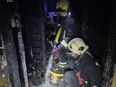 рятувальники гасять пожежу