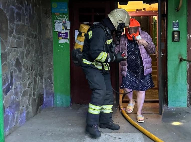 Під час пожежі в черкаській багатоповерхівці врятували трьох людей (ФОТО)