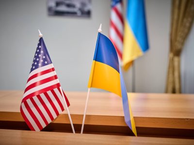 прапори США та України