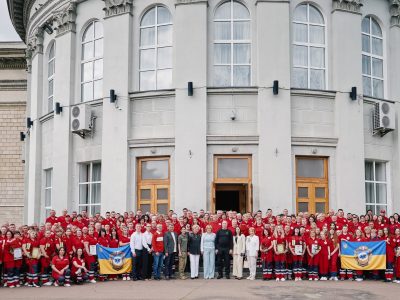 люди в червоному