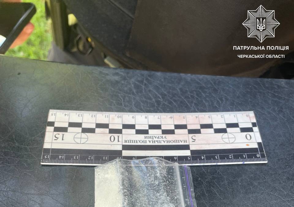 У Черкасах виявили чоловіка без страхування і з підозрілим порошком у автівці