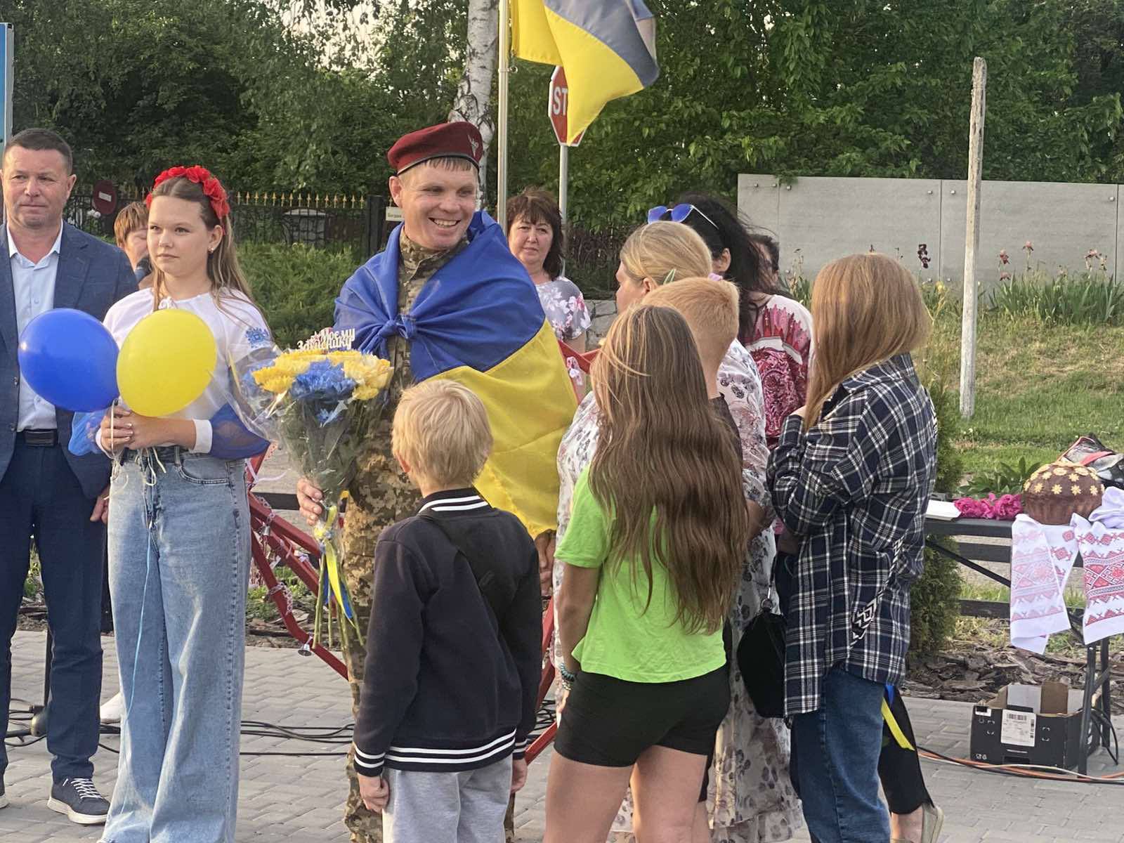 діти навколо чоловіка