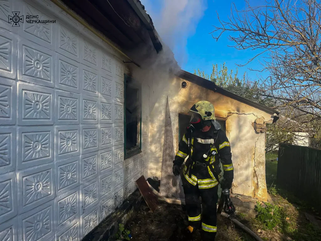 рятувальники на місці пожежі