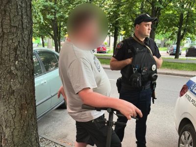 чолвік біля поліцейського