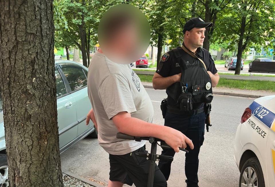 У Черкасах п’яний водій електросамоката проїхав на червоне світло