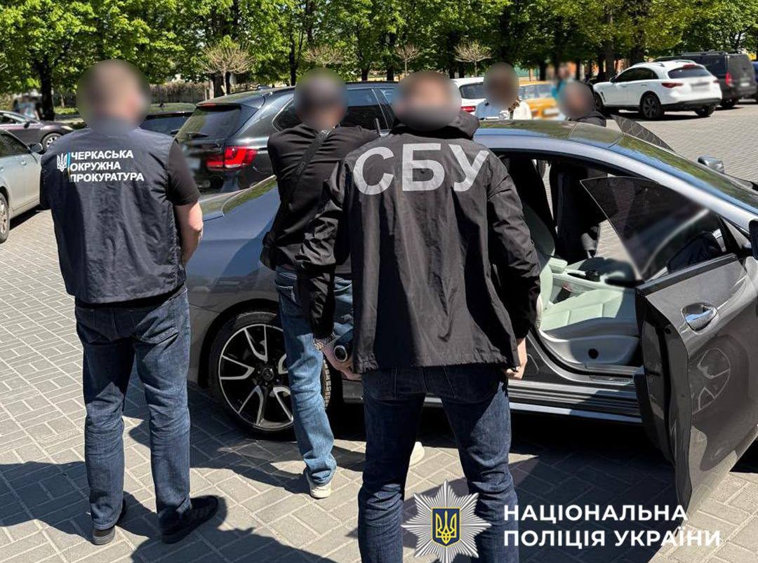 чоловіки у чорній формі