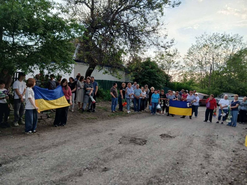 односельці з прапорами