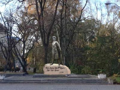 скульптура на фоні дерев
